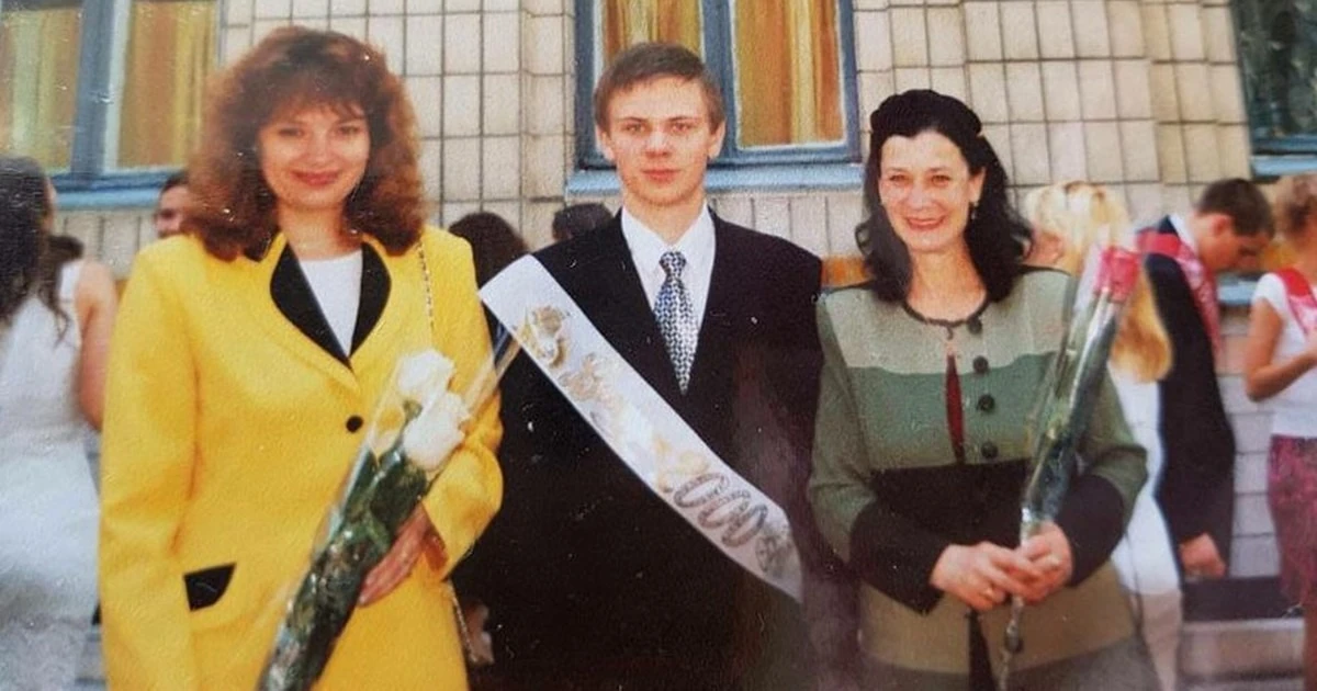 Дмитро Комаров освіта: від шкільних статей до двох дипломів та світової слави