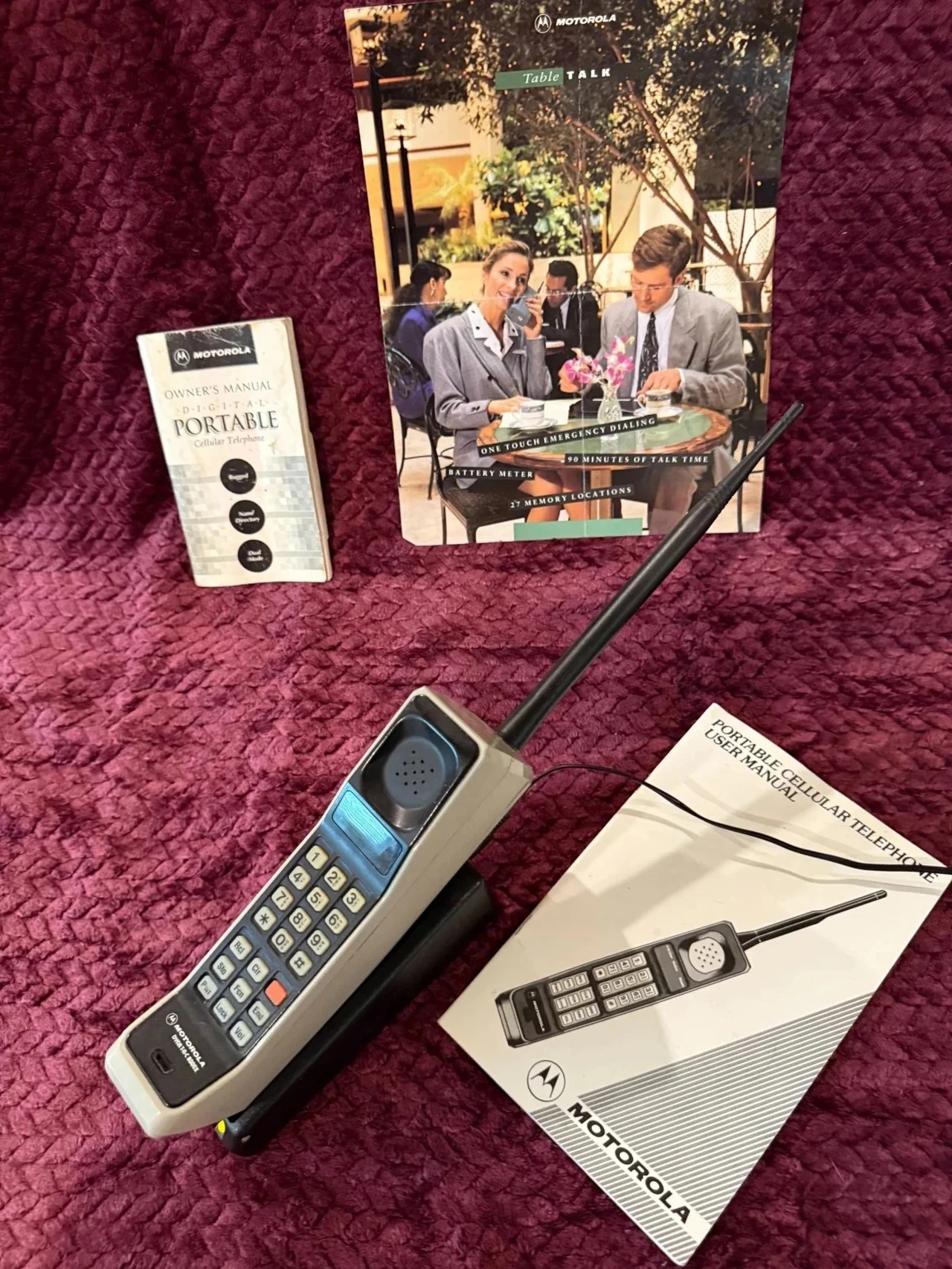 Перший мобільний телефон: історія «цеглини» Motorola